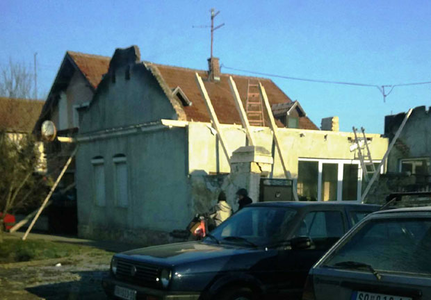 Зидар нуди бесплатно руке